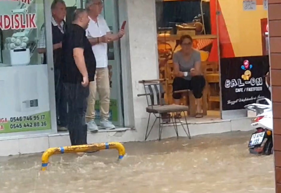 Edremit’te esnaf seli kahve içerek seyretti Edremit’te dolu ile beraber yoğun yağmur etkili oldu. Ana yollar