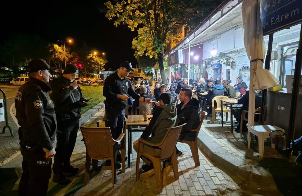 Balıkesir’de polisten kapsamlı denetim Balıkesir’de polis ekipleri asayiş ve kamu düzeninin sağlanması adına kapsamlı