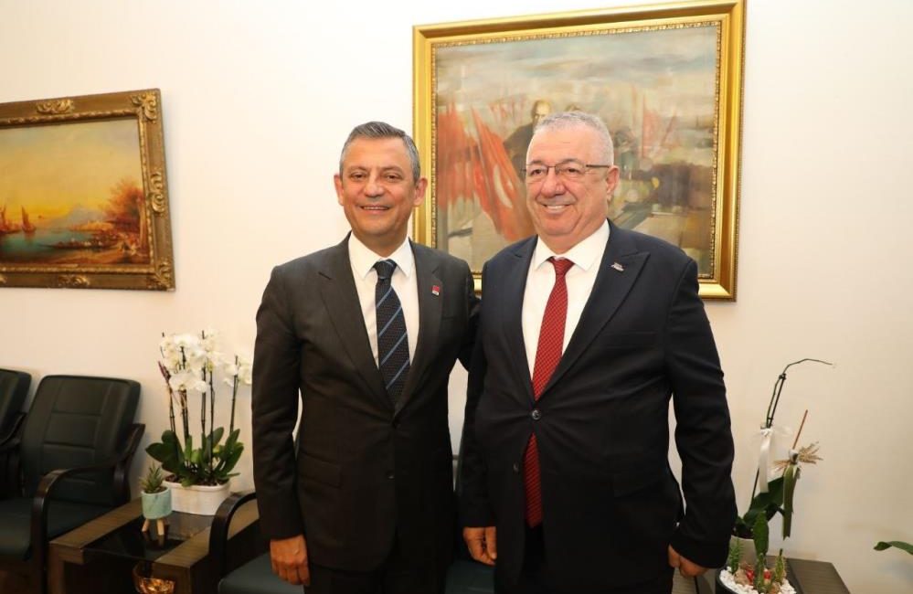 Başkan Mehmet Ertaş Özgür Özel’i ziyaret etti Edremit Belediye Başkanı Mehmet Ertaş Ankara’da CHP Genel Başkanı Özgür