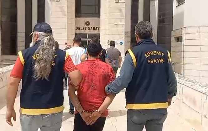 Berberi öldüren şahıs motosikletle kaçarken yakalandı Edremit’te berberi silahla vurduktan sonra motosikletle kaçan zanlı, polisin güzergahı