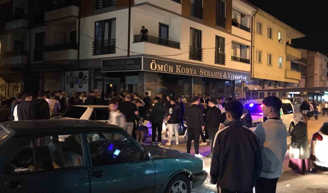 Düğün salonunda çıkan kavga sokağa taştı Sakarya’nın Akyazı ilçesinde dün gece düğünde salonunda çıkan ve sokağa