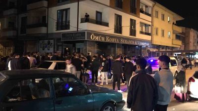 Sakarya&rsquo;nın Akyazı il&ccedil;esinde d&uuml;n gece d&uuml;ğ&uuml;nde salonunda &ccedil;ıkan ve sokağa