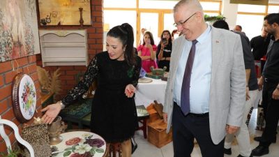 Edremit Belediyesi Atatürk Gençlik Merkezi’nde (AGM) faaliyetlerini sürdüren kurs ve