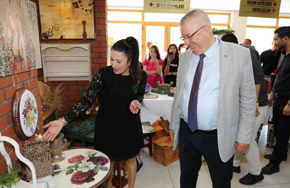 Edremit ‘AGM Yıl Sonu’ gösterisi yoğun ilgi gördü Edremit Belediyesi Atatürk Gençlik Merkezi’nde (AGM) faaliyetlerini sürdüren kurs ve