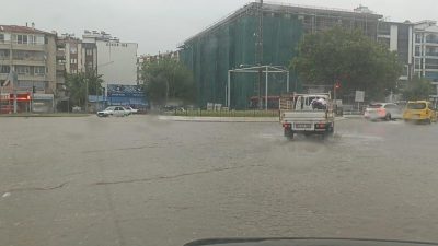 Edremit’te öğle saatlerinde havanın kapanması ile başlayan sağanak yağmur yolları