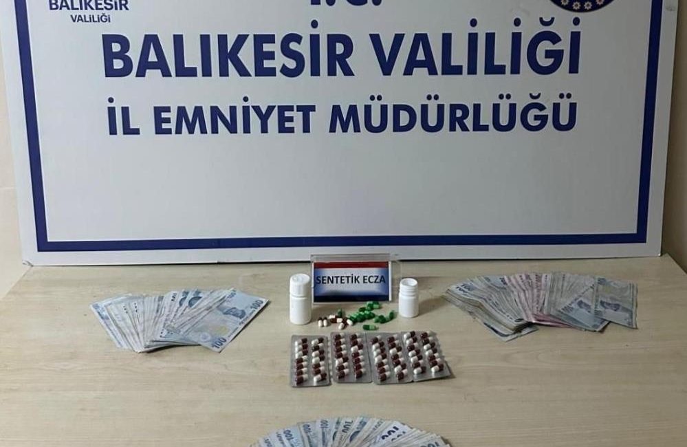 Erdek’te uyuşturucu operasyonu Erdek’te uyuşturucuyla mücadele kapsamında yapılan çalışmalar neticesinde 2 şüpheli yakalandı.Erdek