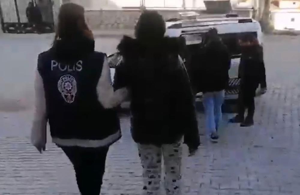 Yasa dışı bahis operasyonu: 11 şüpheli yakalandı Erdek ve Mersin’de yasa dışı bahis oynattığı tespit edilen 11
