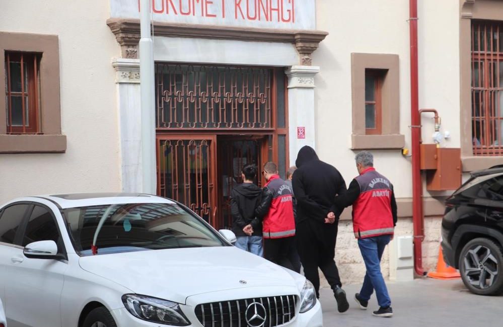 Erdek merkezli dolandırıcılık şebekesinin inanılmaz yöntemi Erdek’te sahte internet sitesi kuran çete üyeleri, oto yedek parçası