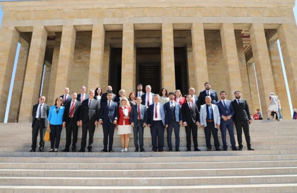 Başkan Mehmet Ertaş Anıtkabir’de Edremit Belediye Başkanı Mehmet Ertaş, ekibiyle birlikte Anıtkabir’i ziyaret etti.