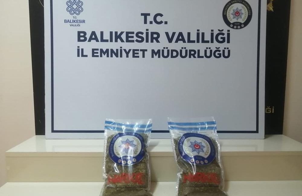 Bandırma’da uyuşturucu ticareti yapan 2 şüpheli yakalandı Bandırma’da, narkotik madde ticareti yaptığı tespit edilen 2 şüpheli şahıs