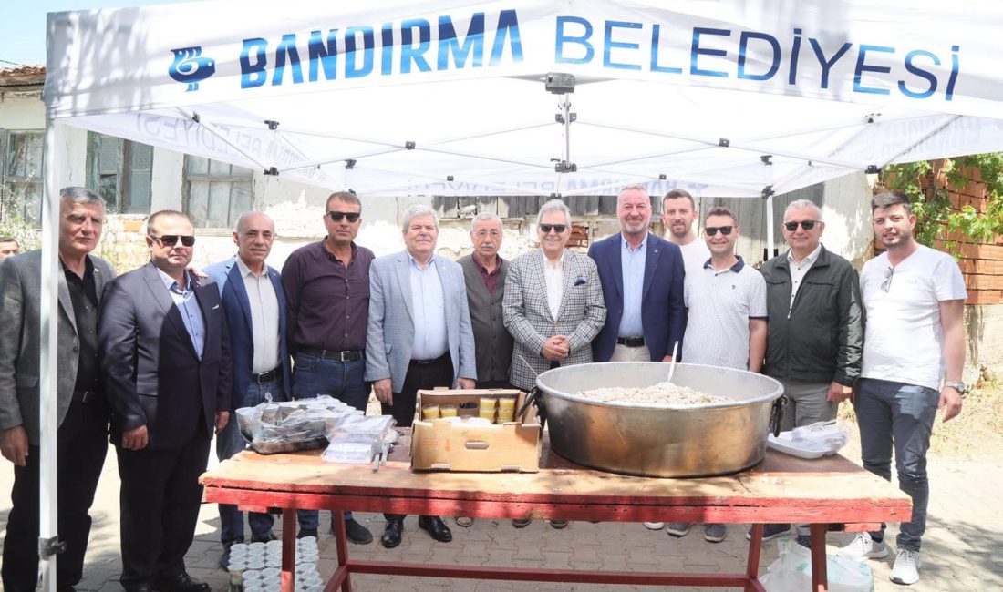 Yeşil Çomlu Mahallesi’nde düzenlenen geleneksel hayra katılan Bandırma Belediye Başkanı