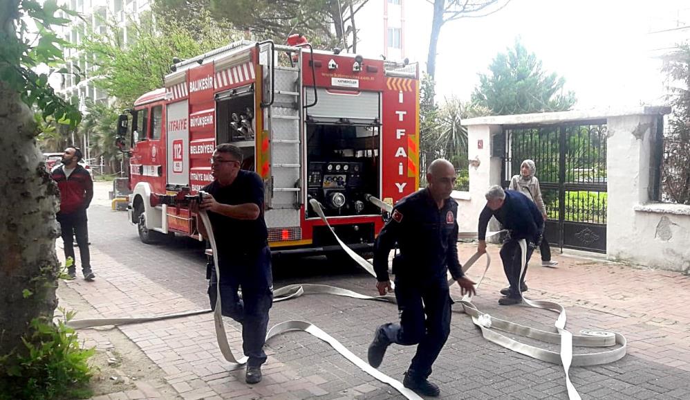 Edremit’te apartmanda yangın paniği Edremit’te bir apartmanda çıkan yangın, büyük paniğe neden oldu.Edinilen bilgiye