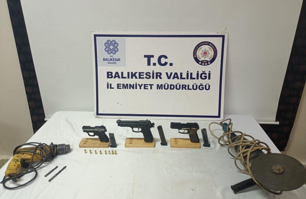 Edremit KOM ekipleri tarafından yapılan operasyonda kurusıkı tabancaları gerçek tabancalara