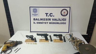 Edremit KOM ekipleri tarafından yapılan operasyonda kurusıkı tabancaları gerçek tabancalara
