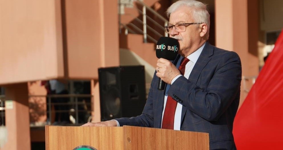 Burhaniye’de Başkan Deveciler’den istihdam müjdesi Burhaniye Uygulamalı Bilimler Fakültesi ve Meslek Yüksekokulu’nun mezuniyet törenine katılan