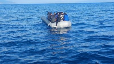 Ayvalık açıklarında yasa dışı yollardan Yunanistan’a gitmek isterken motorları arızalanarak