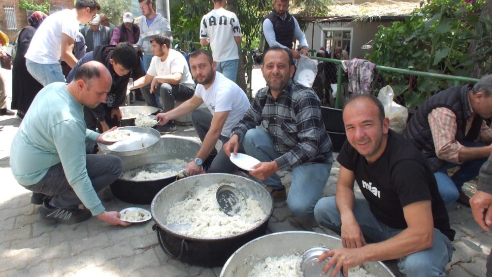 Burhaniye’de, geleneksel çiftçi hayırları devam ederken, kırsal Bahadınlı Mahallesinde düzenlenen