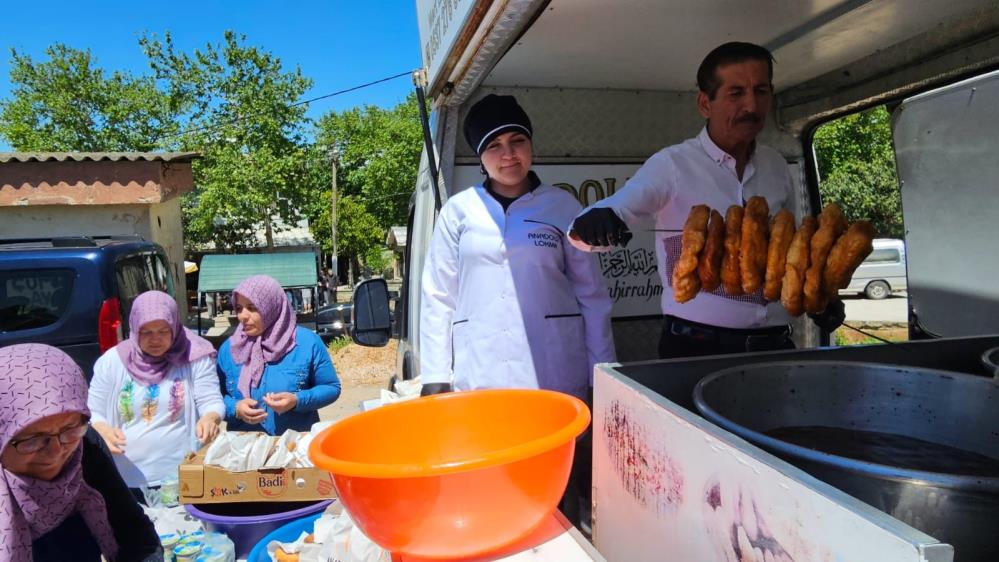 Bandırma’ya bağlı kırsal mahallelerinden Doğanpınar köyünde düzenlenen geleneksel köy hayrı,