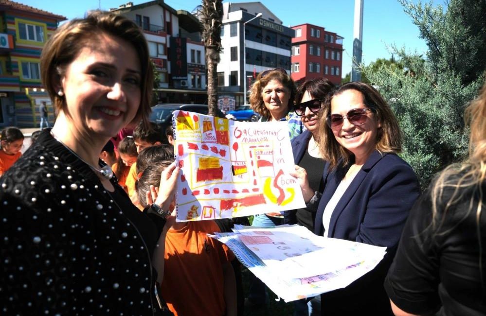 Altıeyül’lü minik öğrenciler hayallerini resmettiler Çocukların duygularını, düşüncelerini, hayallerini çizdikleri birbirinden güzel eserler Bahçelievler Muhtarlığında