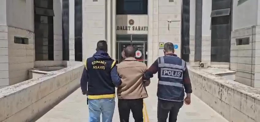 Balıkesir’de 13 yıl 52 ay 15 gün hapis cezası bulunan firari yakalandı Edremit’te çeşitli suçlardan toplamda 13 yıl 52 ay 15 gün