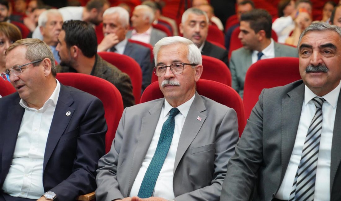 Erdek Belediye Başkanı Burhan Karışık, eşi Hamiyet Karışık ile birlikte