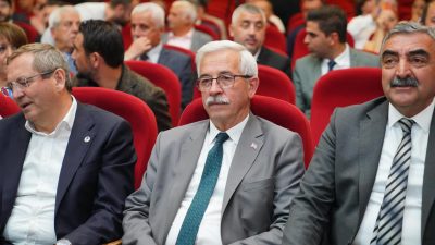 Erdek Belediye Başkanı Burhan Karışık, eşi Hamiyet Karışık ile birlikte