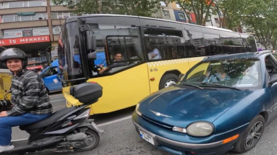 Fatih’te bir kadın sürücü, önünde motosikletiyle ilerleyen oğluna arkadan çarptı.