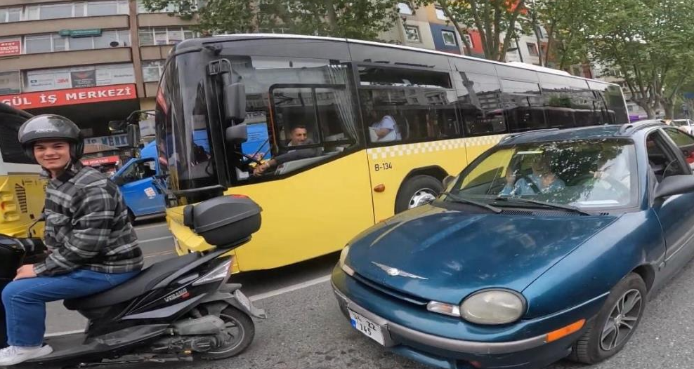 Trafikte kahkahaya boğan kaza: Motosikletine çarpan kişi annesi çıktı Fatih’te bir kadın sürücü, önünde motosikletiyle ilerleyen oğluna arkadan çarptı.