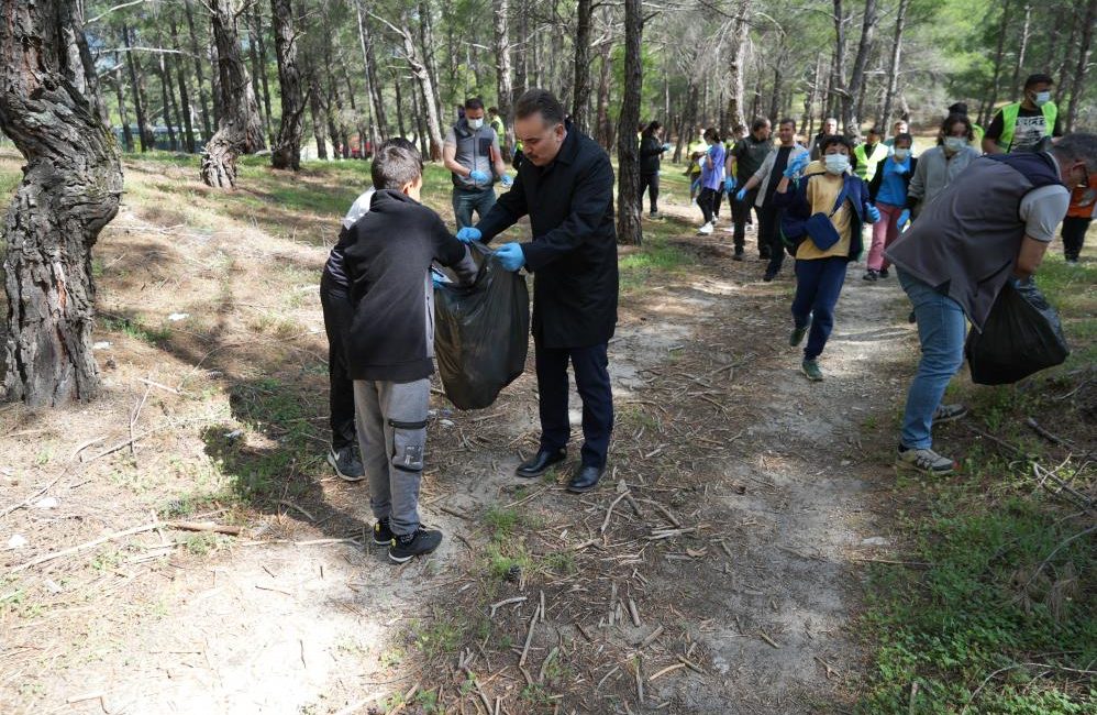 Kazdağları’nda “Orman Benim” etkinliğinde yarım saatte 1 ton çöp topladılar Tarım ve Orman Bakanlığı’nca bütün illerde gerçekleştirilen “Orman Benim” kampanyası