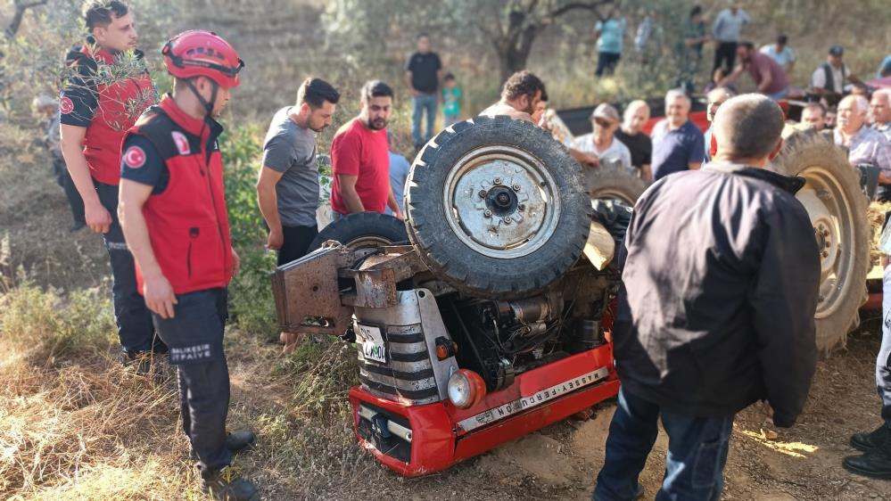 Balıkesir’de traktör devrildi: 1 yaralı Edremit’te takla atan traktörün altında kalan sürücüyü çevre sakinleri kurtardı.Edinilen