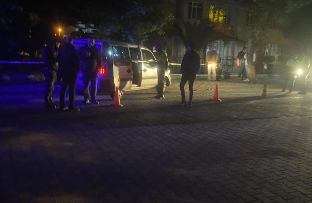 Ağaca çarpan ticari araç sürücüsü hayatını kaybetti Edremit’te direksiyon hakimiyetini kaybederek ticari aracı ile ağaca çarpan sürücü