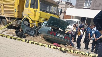  Balıkesir Edremit-İzmir karayolunda bir otomobilin kamyona çarpması sonucu 3 kişinin