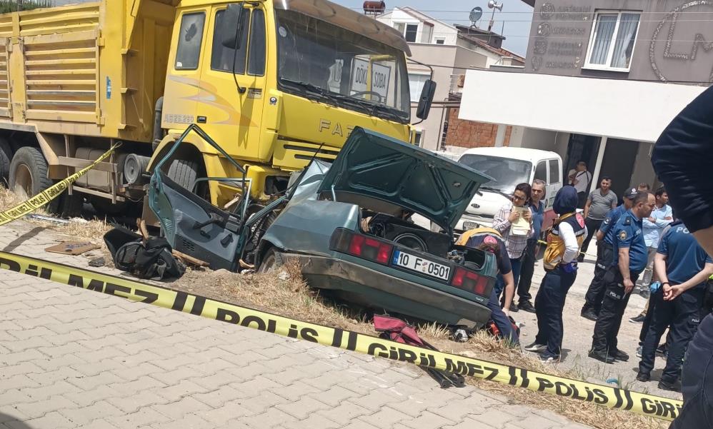 Balıkesir-İzmir yolunda trafik kazasında ölenlerin kimlikleri tespit edildi Balıkesir Edremit-İzmir karayolunda bir otomobilin kamyona çarpması sonucu 3 kişinin