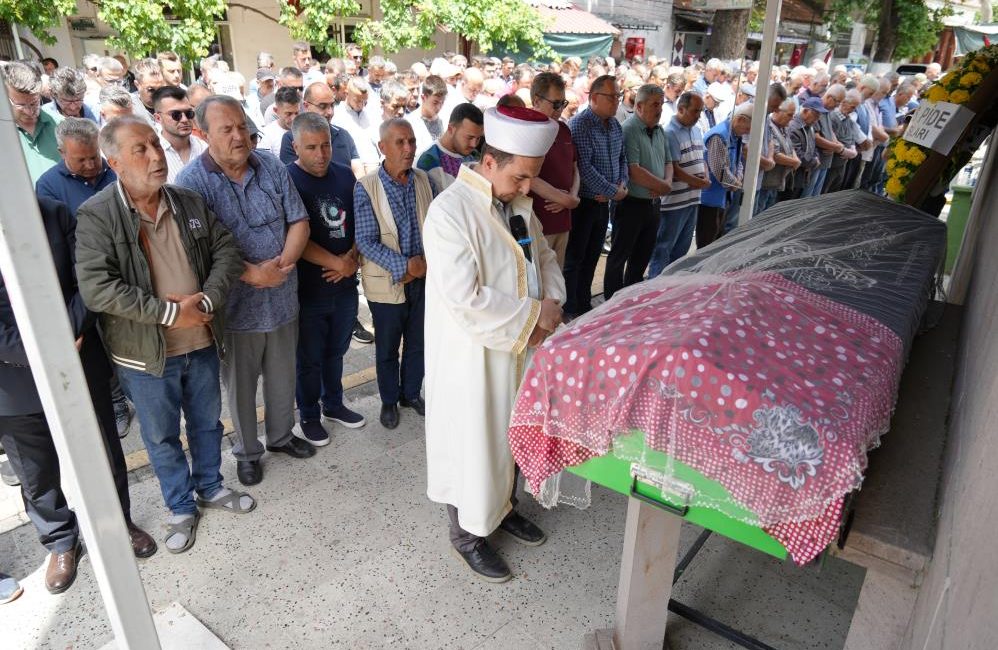 Trafik kazasında ölen genç kızın tabutuna duvak örtüldü Edremit-İzmir karayolunda, sürücünün köpeğe çarpmamak için manevra yaptığı sırada otomobilin