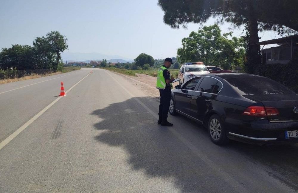 Balıkesir’de jandarma ekipleri kırsal bölgelerde trafik güvenliğini sağlamak adına radarla