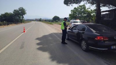 Balıkesir’de jandarma ekipleri kırsal bölgelerde trafik güvenliğini sağlamak adına radarla