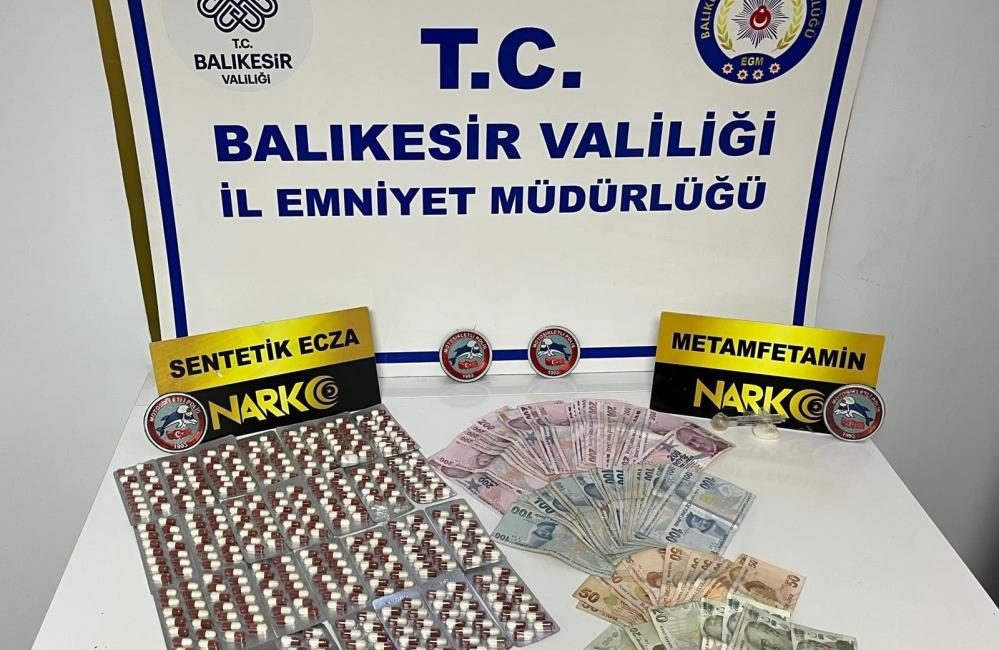 Şüphe üzerine durdurulan araçta uyuşturucu ele geçirildi Ayvalık’ta polis ekipleri içinde 4 kişinin bulunduğu aracı şüphe üzerine