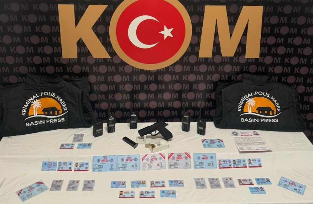 Sahte basın kartı ile 600 bin TL dolandırmışlar Antalya’da Kaçakçılık ve Organize Suçlarla Mücadele (KOM) Şube Müdürlüğü ekipleri