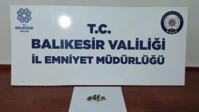 Bandırma’da rutin kontrol çalışmasında bir şahsın üzerinden uyuşturucu madde çıktı.Bandırma