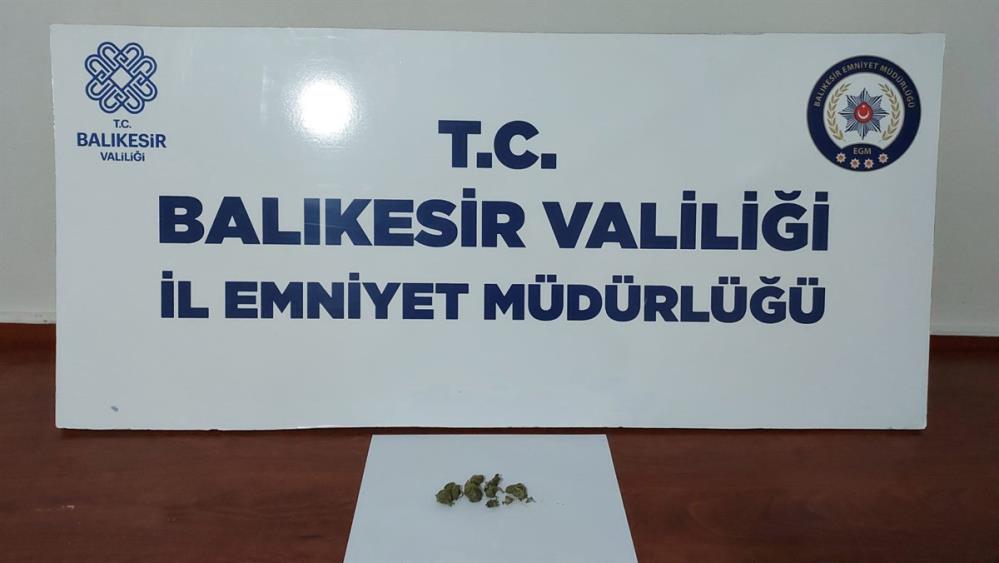 Bandırma’da rutin kontrol çalışmasında bir şahsın üzerinden uyuşturucu madde çıktı.Bandırma