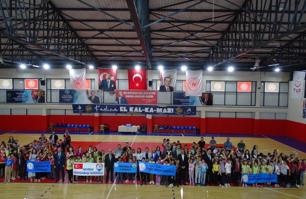 Havran’da geleneksel çocuk oyunları şenliği ödül töreni yapıldı Milli Eğitim Bakanlığı ile Gençlik Spor Bakanlığının işbirliğiyle düzenlenen Havran