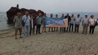 Burhaniye Çevre İnisiyatifi ve Çevre Platformu üyesi vatandaşlar Ören plajında