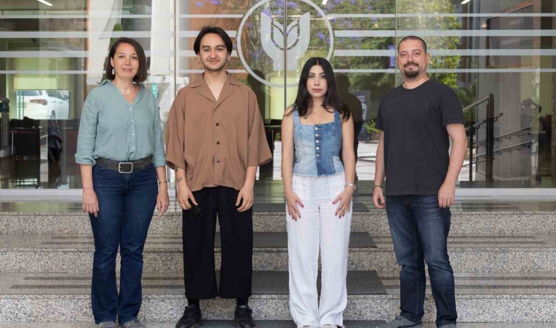 Yaşar Üniversitesi Endüstriyel Tasarım Bölümü öğrencileri Eda Sayın ve Berkay