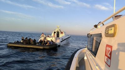 Ayvalık açıklarında 10’u çocuk 33 düzensiz göçmen Yunanistan’ın Midilli (Lesvos)