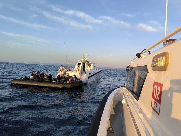 Ayvalık açıklarında 10’u çocuk 33 düzensiz göçmen Yunanistan’ın Midilli (Lesvos)