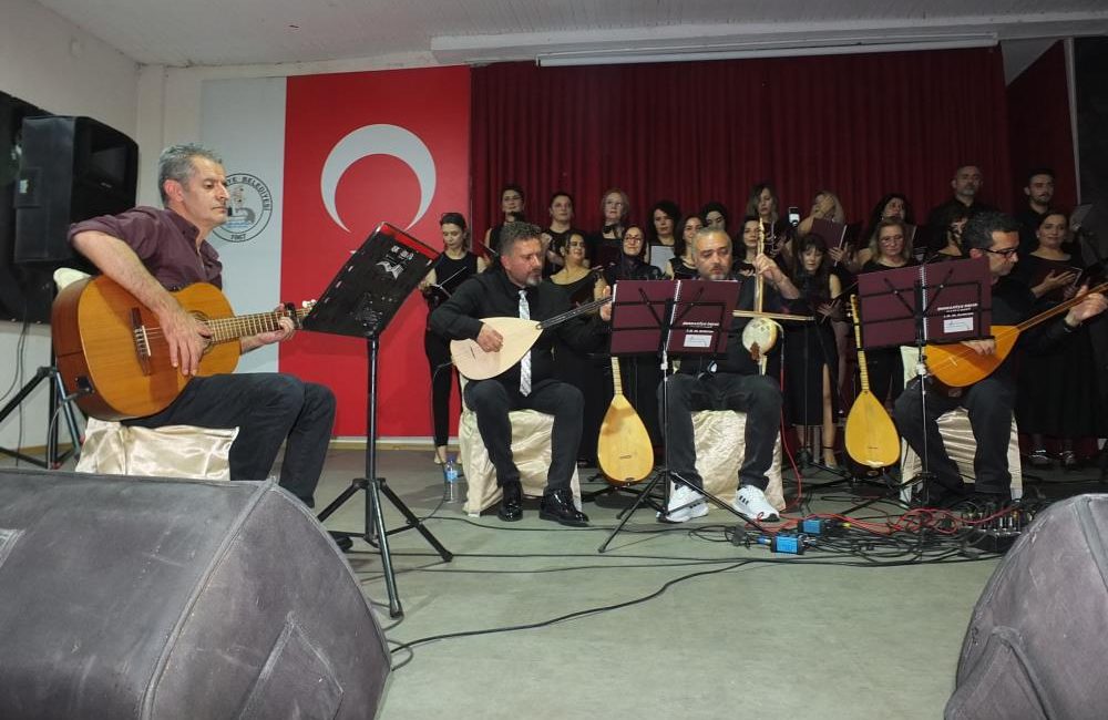 Burhaniye Devlet Hastanesinde görevli doktor ve hemşirelerin oluşturduğu koronun düzenlediği
