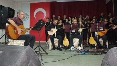 Burhaniye Devlet Hastanesinde görevli doktor ve hemşirelerin oluşturduğu koronun düzenlediği