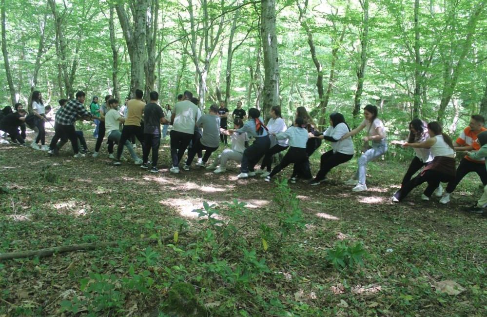 Manyas’ta, “Gençlik Haftası” etkinlikleri kapsamında, ilçe protokolü ve öğrenciler birlikte