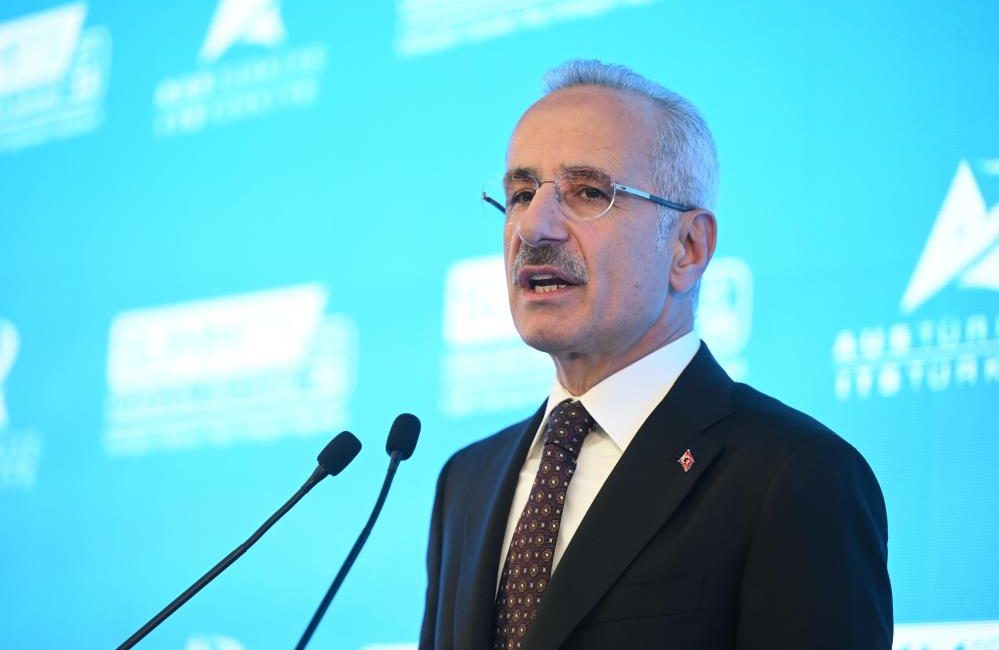 Bakan Uraloğlu: “Misyonumuz yerli ve milli ulaşım ağı oluşturulmasıdır” Ulaştırma ve Altyapı Bakanı Abdulkadir Uraloğlu, “Misyonumuz yerli ve milli