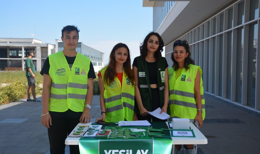 BANÜ Yeşilay Topluluğu tarafından kampüs içine kurulan stantlarda öğrenciler “Tütün,
